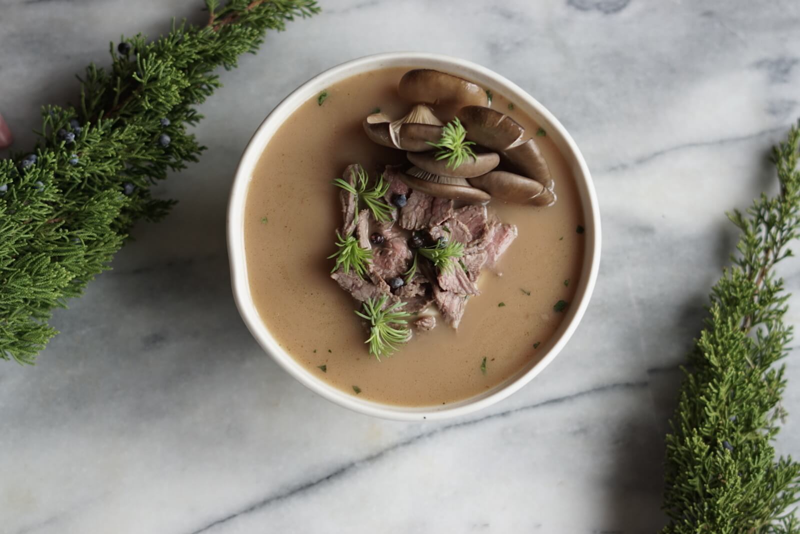 Recipe for Nordic shaved meat stew with pine sprouts and mushrooms