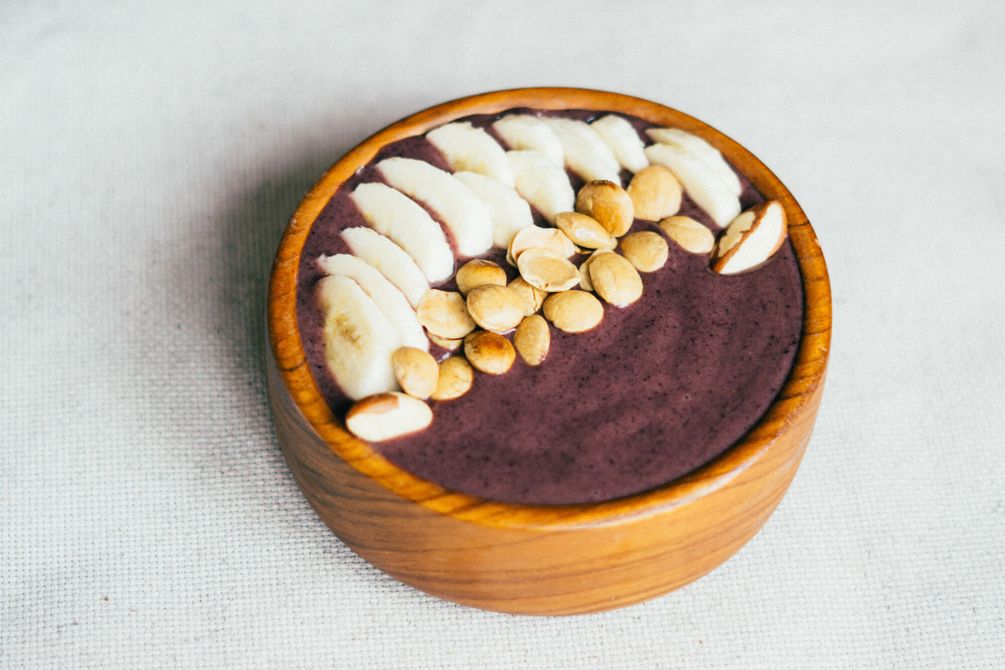 Recipe for an Amazonian açaí bowl with bananas and sacha inchi seeds